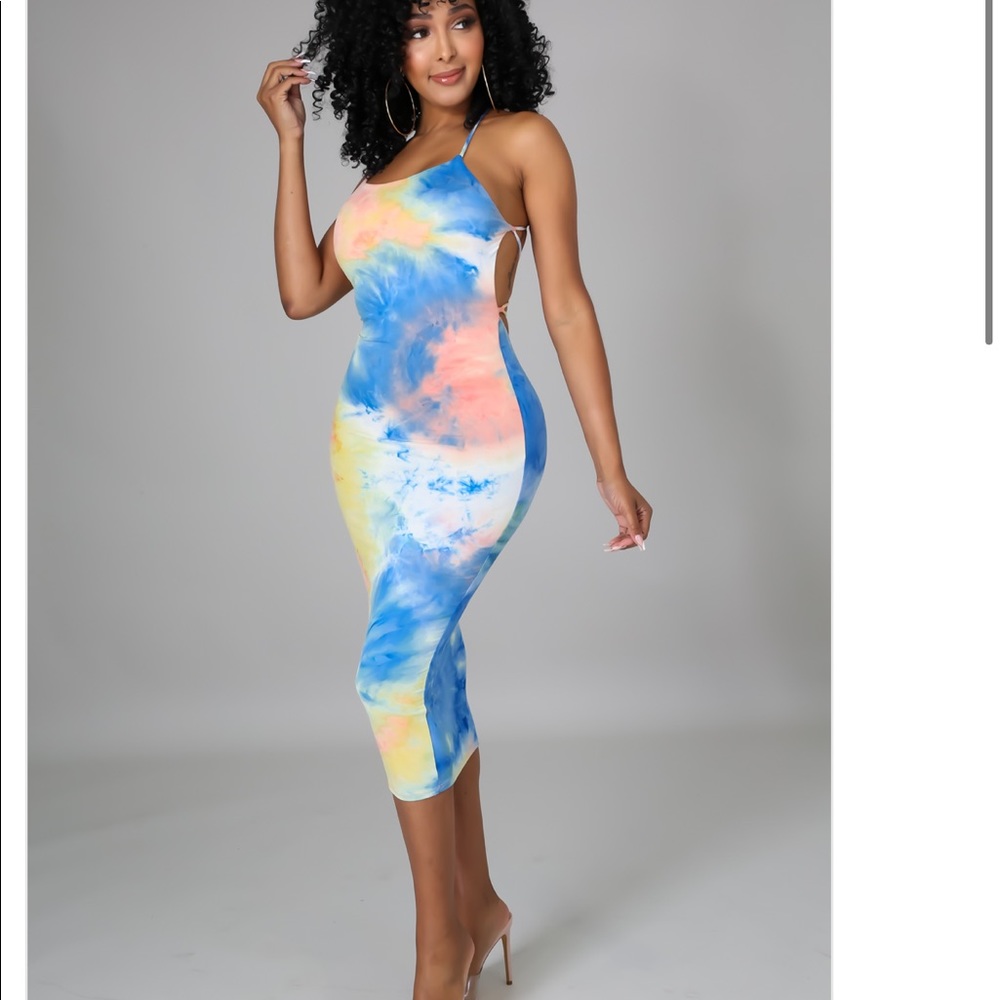 Stretch dress Sleeveless Lace up closure back Roun